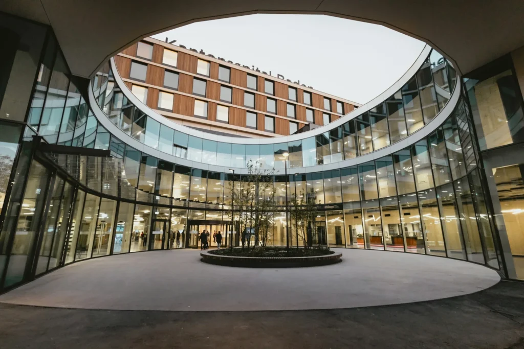 photo - a metropolitan big hospital