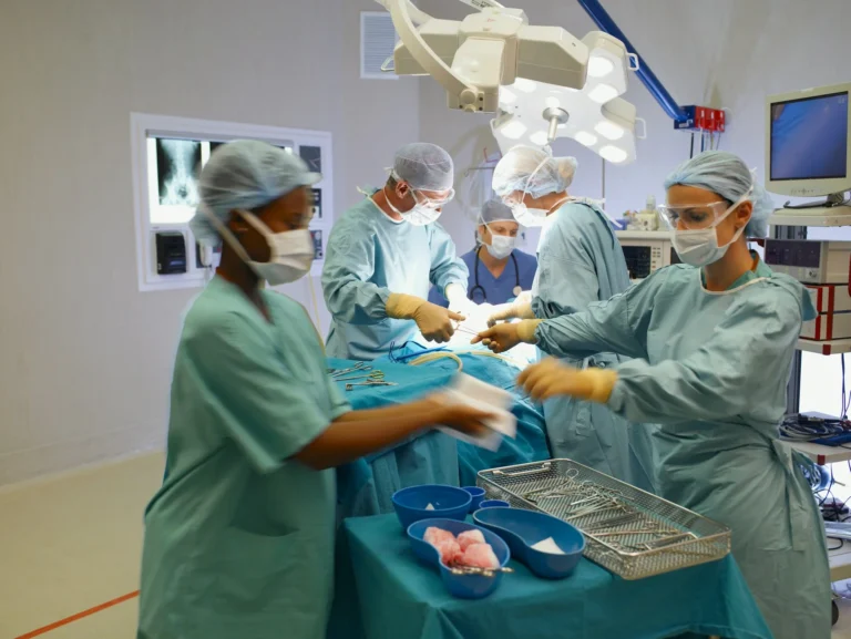 nurses in a emergency surgery